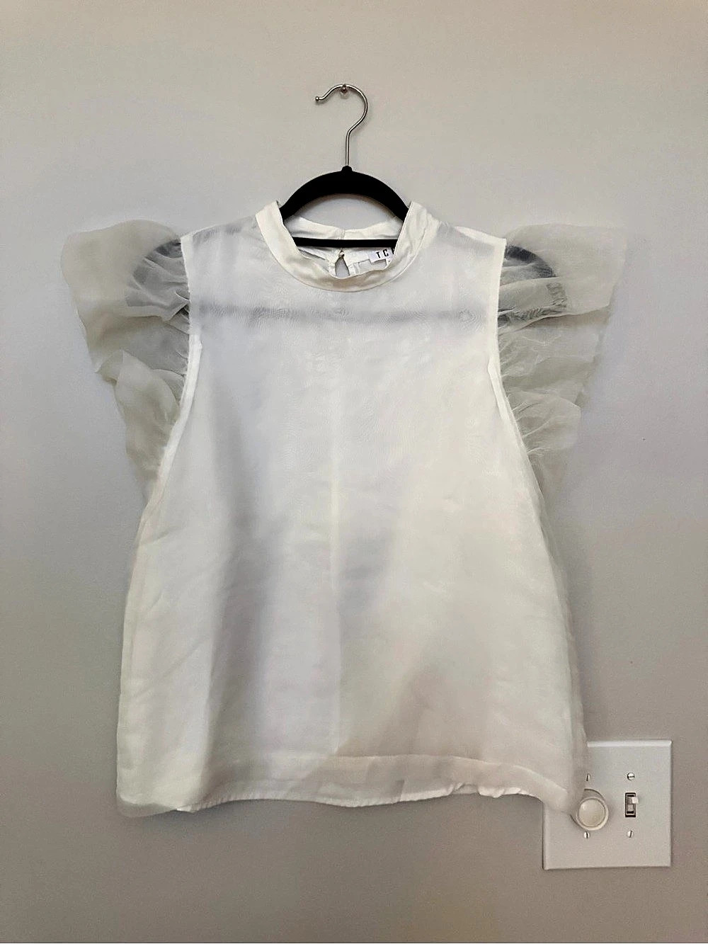 TCEC Ruffle Sleeve Blouse in White Size Medium Like New